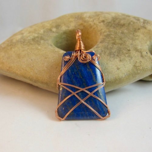 Dale Armstrong's What Gauge of Wire Should I Use to Make Jewelry - , General Education, Design, , Close-up of a stone wrapped in a criss-cross pattern with metal wire, demonstrating how the design snugly secures the stone while enhancing its appearance.