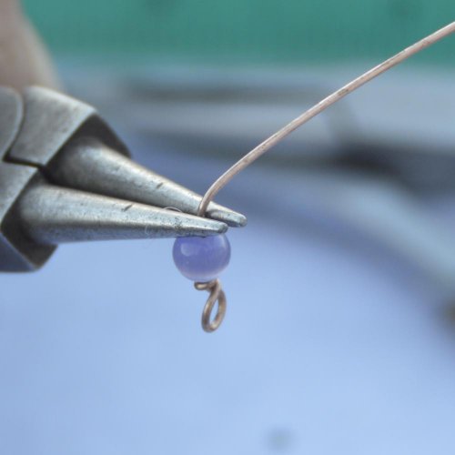 Deborah Kelly's Wire Wrapped Beaded Chain - , Contemporary Wire Jewelry, Loops, Wire Loop, Wrapped Wire Loop, Wire Wrapping, Wrapping, Wire Wrapping Jewelry, Bend the wire to a 90 degree angle.     