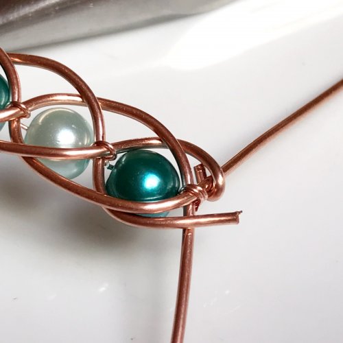 Erika Pal's Xs and Os Beaded Wire Bracelet - , Contemporary Wire Jewelry, Lashing, Wire Lashing, Loops, Wire Loop, Wrapped Wire Loop, Weaving, Wire Weaving, Weaving Wire, Beads, , cut off the extra end of it