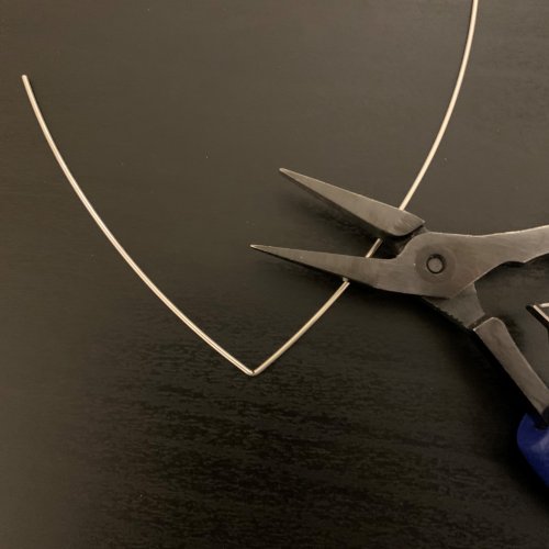 Kendra Austin's Filigree Heart Pendant - Shape the First Point, Contemporary Wire Jewelry, Weaving, Wire Weaving, Weaving Wire, Make a 90-degree bend in the first wire