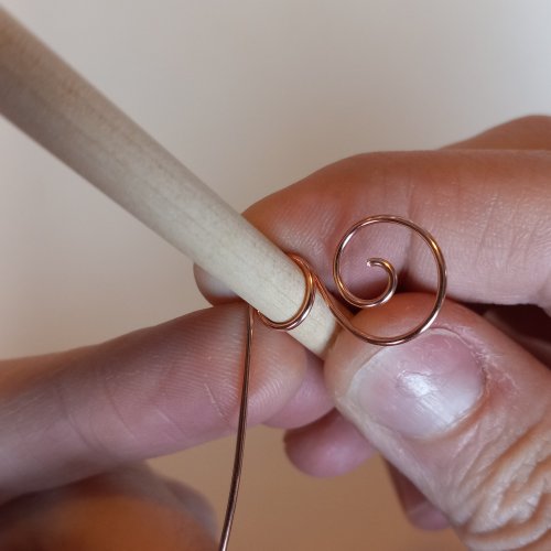 Elizabeth Schultz's Wire Snowman Earrings - , Holiday Designs, Wire Wrapping, Wrapping, Wire Wrapping Jewelry, use a dowel or mandrel pliers to create a loop to sit on top of the spiral.