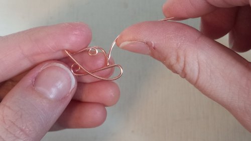 Elizabeth Schultz's Butterfly Swirly Wire Earrings - , Contemporary Wire Jewelry, Coiling, Coiling Wire, Wire Coiling, Lashing, Wire Lashing, Loops, Wire Loop, Wrapped Wire Loop, Wire Wrapping, Wrapping, Wire Wrapping Jewelry, Begin to curve the wire with your thumb.