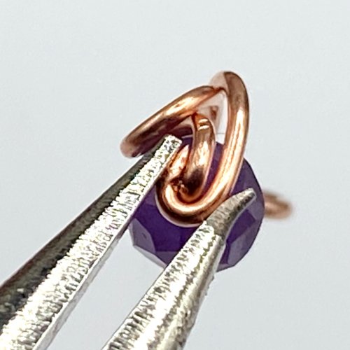 Erika Pal's Birthstone Wire Earrings - , Contemporary Wire Jewelry, Loops, Wire Loop, Wrapped Wire Loop, Wire Wrapping, Wrapping, Wire Wrapping Jewelry, Press the bent wire end with the chain nose pliers