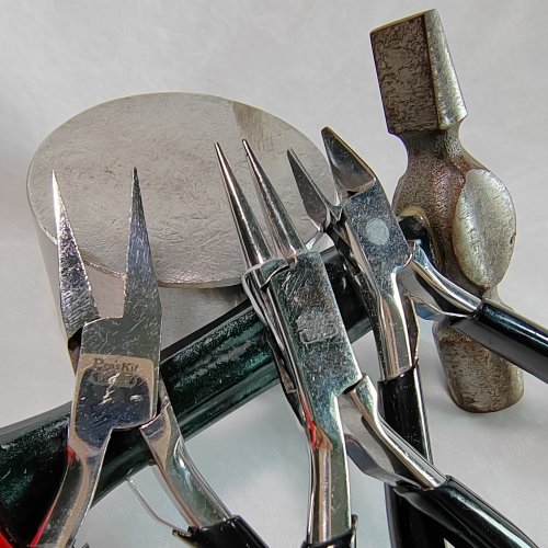 Mei Tan's The Urban Edge - Form the loop, Contemporary Wire Jewelry, Coiling, Coiling Wire, Wire Coiling, Loops, Wire Loop, Wrapped Wire Loop, simple wire pendant