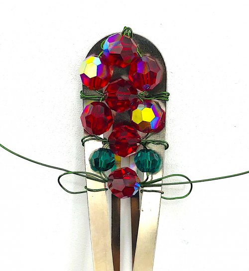 Kristal Wick's Christmas Chrysanthemum Hair Clip - , Hair Accessories, Zipper Pulls, Christmas Ornaments, Lashing, Wire Lashing, Beads, Wrap wires around the clip