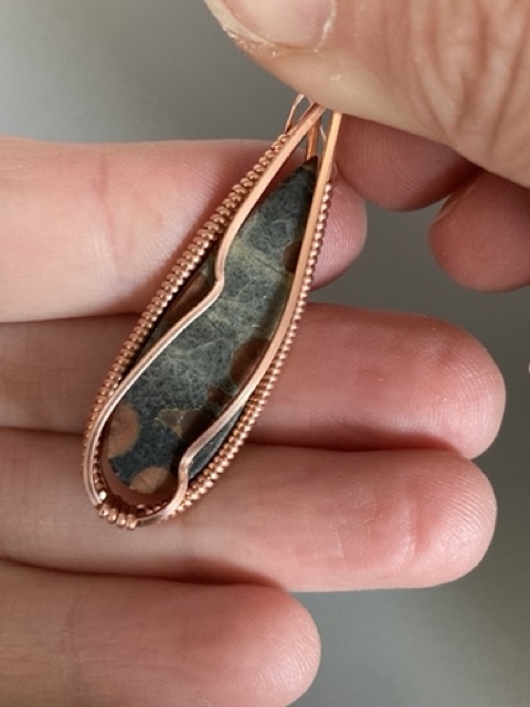 Elizabeth Schultz's Simple Wrapped Stone Pendant - , Classic Wire Jewelry, Wire Wrapping, Wrapping, Wire Wrapping Jewelry, bend the wires to hold in the stone