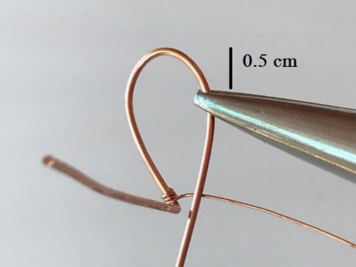 Erika Pal's Lucky Clover Pendant - , Contemporary Wire Jewelry, Wire Wrapping, Wrapping, Wire Wrapping Jewelry, hold the wire with pliers .5 cm down