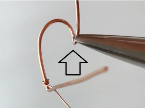 Erika Pal's Lucky Clover Pendant - , Contemporary Wire Jewelry, Wire Wrapping, Wrapping, Wire Wrapping Jewelry, bend the wire upwards