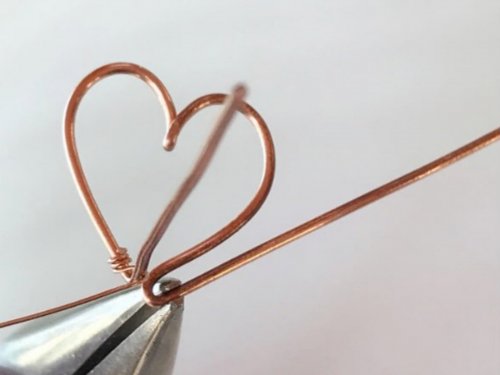 Erika Pal's Lucky Clover Pendant - , Contemporary Wire Jewelry, Wire Wrapping, Wrapping, Wire Wrapping Jewelry, bend the long wire upwards