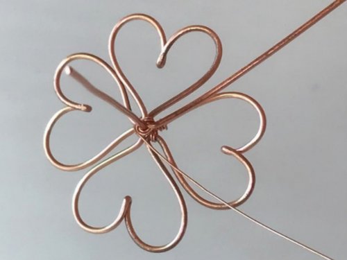 Erika Pal's Lucky Clover Pendant - , Contemporary Wire Jewelry, Wire Wrapping, Wrapping, Wire Wrapping Jewelry, repeat to make two more petals