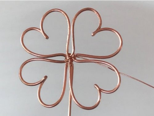 Erika Pal's Lucky Clover Pendant - , Contemporary Wire Jewelry, Wire Wrapping, Wrapping, Wire Wrapping Jewelry, the base wire ends stay on the back side