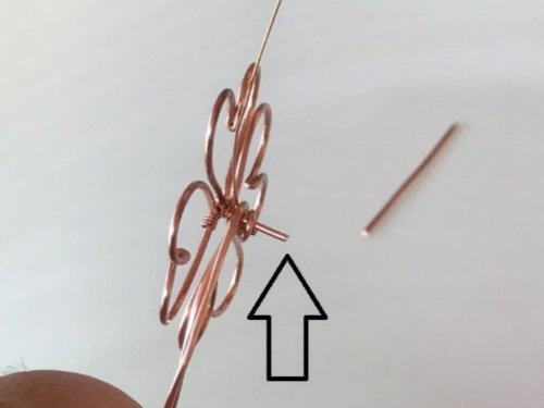 Erika Pal's Lucky Clover Pendant - , Contemporary Wire Jewelry, Wire Wrapping, Wrapping, Wire Wrapping Jewelry, cut the shorter wire to 0.5cm