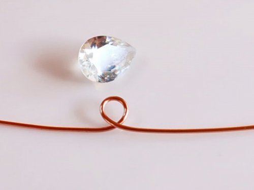 Erika Pal's Classic Wire and Stone Pendant - , Contemporary Wire Jewelry, Wire Wrapping, Wrapping, Wire Wrapping Jewelry, bend the wire into a loop