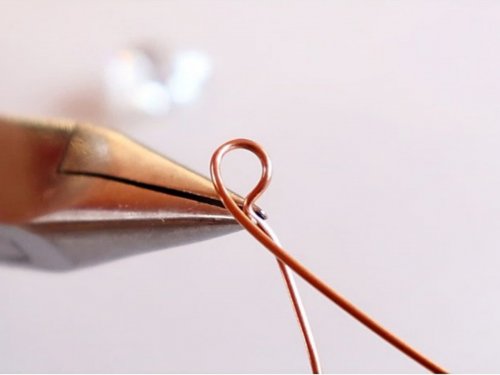 Erika Pal's Classic Wire and Stone Pendant - , Contemporary Wire Jewelry, Wire Wrapping, Wrapping, Wire Wrapping Jewelry, bend one wire with pliers