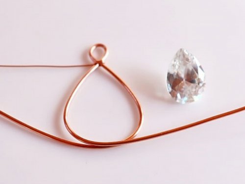 Erika Pal's Classic Wire and Stone Pendant - , Contemporary Wire Jewelry, Wire Wrapping, Wrapping, Wire Wrapping Jewelry, bend the wires around the stone