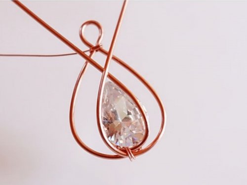 Erika Pal's Classic Wire and Stone Pendant - , Contemporary Wire Jewelry, Wire Wrapping, Wrapping, Wire Wrapping Jewelry, bend the wires around the stone