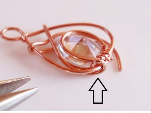 Erika Pal's Classic Wire and Stone Pendant - , Contemporary Wire Jewelry, Wire Wrapping, Wrapping, Wire Wrapping Jewelry, close the loop around the frame wire