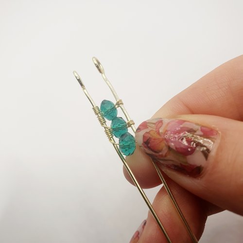 Natalie Patten's Simple Beaded Bangle Bracelet - , Contemporary Wire Jewelry, Wire Wrapping, Wrapping, Wire Wrapping Jewelry, position each bead next to each other