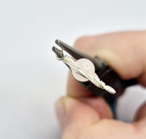 Natalie Patten's Herringbone Weave Connectors - , Contemporary Wire Jewelry, Making Chain, Chain Making , Findings, Clasps, Components, Wire Wrapping, Wrapping, Wire Wrapping Jewelry, Using round nose pliers form another loop at this end