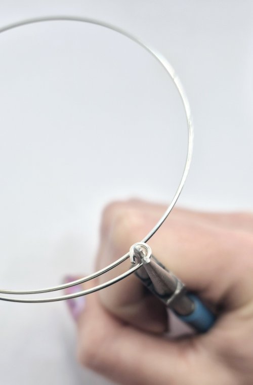 Natalie Patten's Herringbone Memory Wrap Wire Bangle - , Contemporary Wire Jewelry, Wire Wrapping, Wrapping, Wire Wrapping Jewelry,  turn a loop at one end of the memory wire