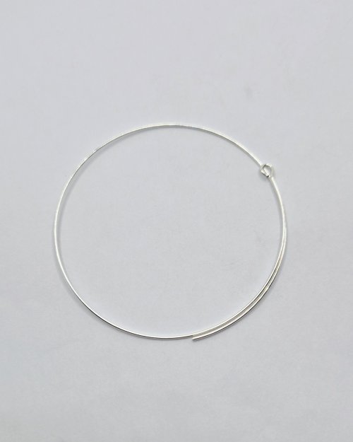 Natalie Patten's Herringbone Memory Wrap Wire Bangle - , Contemporary Wire Jewelry, Wire Wrapping, Wrapping, Wire Wrapping Jewelry,  straighten and centre it 