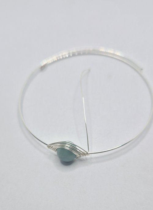 Natalie Patten's Herringbone Memory Wrap Wire Bangle - , Contemporary Wire Jewelry, Wire Wrapping, Wrapping, Wire Wrapping Jewelry, Keep the weaving wire straight and taught