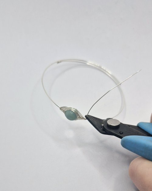 Natalie Patten's Herringbone Memory Wrap Wire Bangle - , Contemporary Wire Jewelry, Wire Wrapping, Wrapping, Wire Wrapping Jewelry, Trim off any excess wire and tuck in firmly