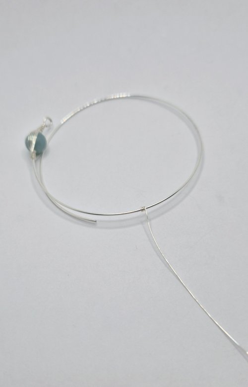 Natalie Patten's Herringbone Memory Wrap Wire Bangle - , Contemporary Wire Jewelry, Wire Wrapping, Wrapping, Wire Wrapping Jewelry, Cut another length 