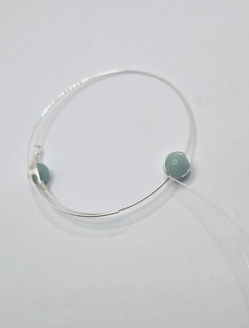 Natalie Patten's Herringbone Memory Wrap Wire Bangle - , Contemporary Wire Jewelry, Wire Wrapping, Wrapping, Wire Wrapping Jewelry, Add the next bead on to the memory wire