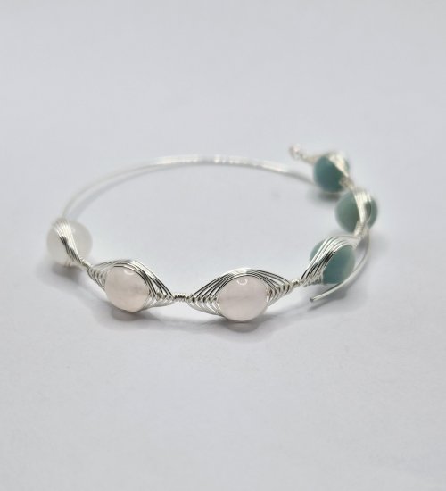 Natalie Patten's Herringbone Memory Wrap Wire Bangle - , Contemporary Wire Jewelry, Wire Wrapping, Wrapping, Wire Wrapping Jewelry, Add the beads individually 