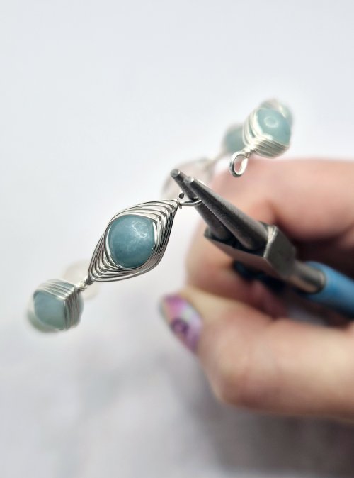 Natalie Patten's Herringbone Memory Wrap Wire Bangle - , Contemporary Wire Jewelry, Wire Wrapping, Wrapping, Wire Wrapping Jewelry, Use round nose pliers