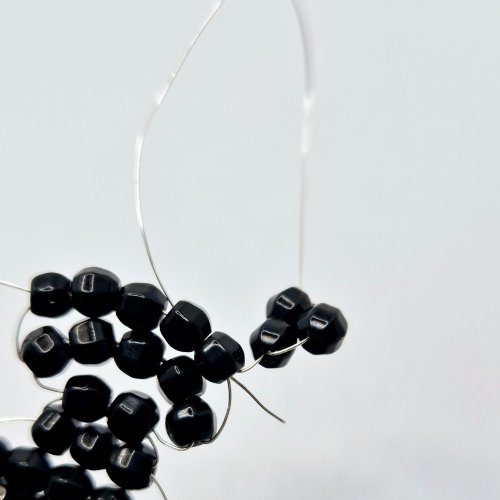 Natalie Patten's The Purrfect Feline Pendant - , Contemporary Wire Jewelry, Loops, Wire Loop, Wrapped Wire Loop, Weaving, Wire Weaving, Weaving Wire, Beads, Bring this wire through the last two beads