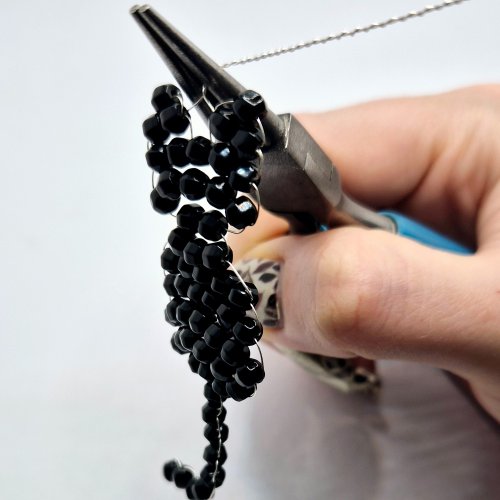 Natalie Patten's The Purrfect Feline Pendant - , Contemporary Wire Jewelry, Loops, Wire Loop, Wrapped Wire Loop, Weaving, Wire Weaving, Weaving Wire, Beads, Bend the twisted wire gently to the side