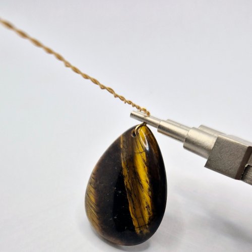 Natalie Patten's Twisted Briolette Wrap Bail - , Contemporary Wire Jewelry, Loops, Wire Loop, Wrapped Wire Loop, Wire Wrapping, Wrapping, Wire Wrapping Jewelry, , Bend the wire horizontally over
