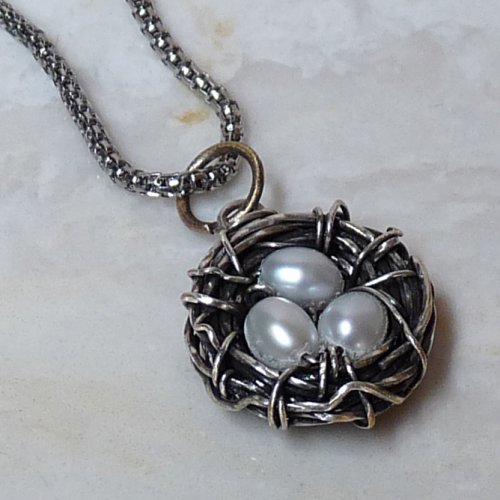 Rhonda Chase's Bird's Nest Pendant and Matching Earrings, Classic Wire Jewelry. Wire Wrapping, Wrapping, Wire Wrapping Jewelry. I've seen a number of bird's nest jewelry designs, but they're usually a little light for my taste.
