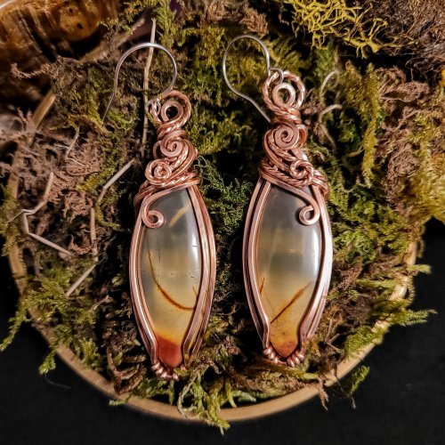 Jennifer Brooks's Marquis Earrings, Classic Wire Jewelry. Spirals, Wire Spiral, Spiral Wire Wrap, Wire Wrapping, Wrapping, Wire Wrapping Jewelry. The base structural, cage-wrap design is not original to this artist and can be found in many tutorials.