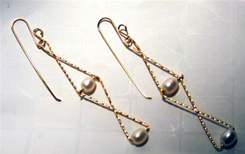 Jill Gentry's Figure 8 Pearl Earrings, Contemporary Wire Jewelry. Wire Wrapping, Wrapping, Wire Wrapping Jewelry. I was playing with some scrap wire one day.