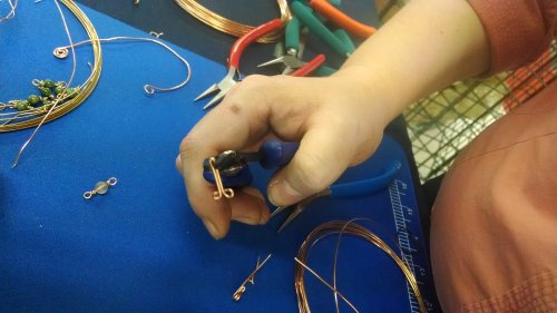 Albina Manning's How to make a U-turn Bend with Crimping Pliers - , Classic Wire Jewelry, Findings, Clasps, Components, Wire Wrapping, Wrapping, Wire Wrapping Jewelry, , Using crimping pliers 